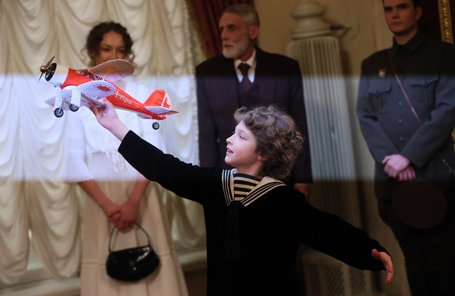 Перед показом в интерьерах Александринского театра развернулось иммерсивное представление: актёры в исторических костюмах разыгрывали сюжеты, которые погружали зрителей в атмосферу фильма Перед показом в интерьерах Александринского театра развернулось иммерсивное представление: актёры в исторических костюмах разыгрывали сюжеты, которые погружали зрителей в атмосферу фильма