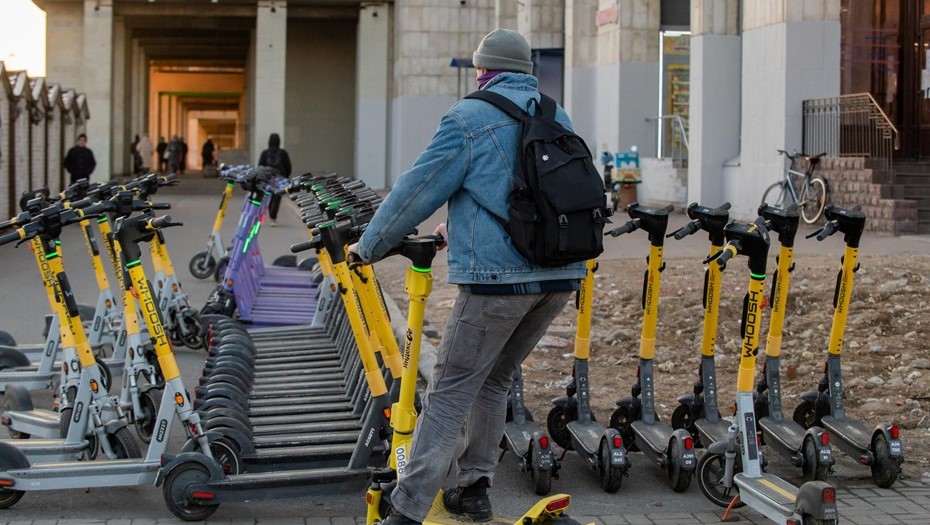 Самокаты у метро Приморская.