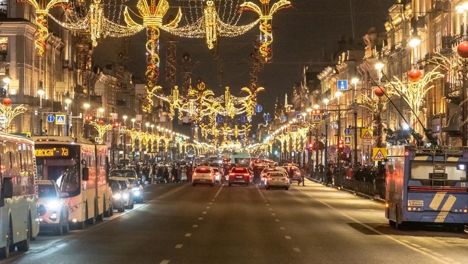 Новогодний Петербург. Украшенный гирляндами Невский проспект.