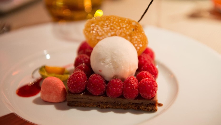 Десерт из ягод с мороженым. Десерт из ягод с мороженым.