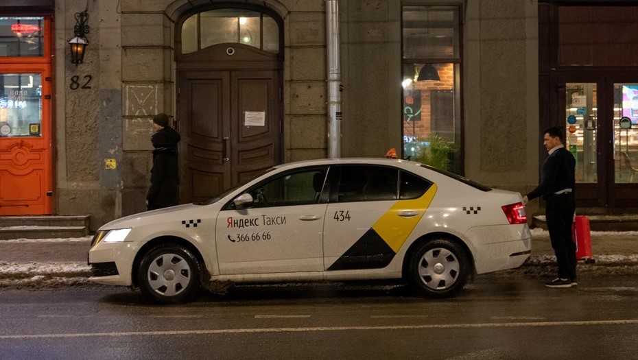 Большой проспект ПС. Водитель Яндекс-такси подвез клиентку к подъезду дома и вытащил чемодан из багажного отсека. Большой проспект ПС. Водитель Яндекс-такси подвез клиентку к подъезду дома и вытащил чемодан из багажного отсека.