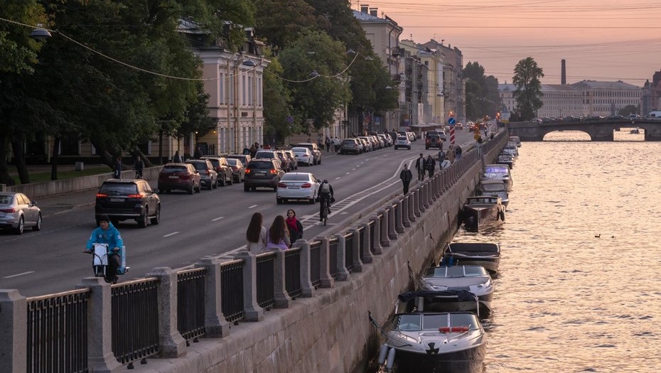 Перспектива реки Фонтанка. Вид на Измайловский мост. Несколько катеров пришвартовано к стенке набережной, по которой идут пешеходы и едут автомобили. Перспектива реки Фонтанка. Вид на Измайловский мост. Несколько катеров пришвартовано к стенке набережной, по которой идут пешеходы и едут автомобили.