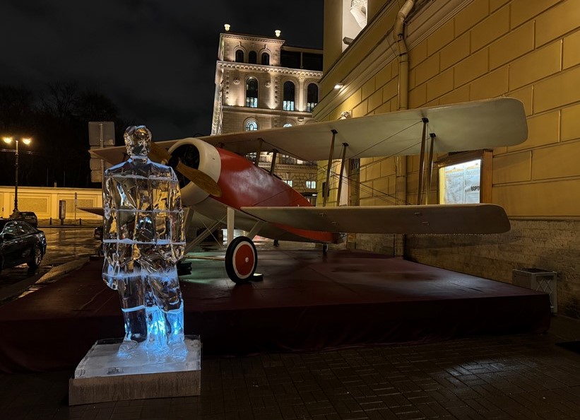 Ледяная скульптура авиатора Платонова - главного героя романа Евгения Водолазкина и прототип самолёта "Фортуна" Ледяная скульптура авиатора Платонова - главного героя романа Евгения Водолазкина и прототип самолёта "Фортуна"