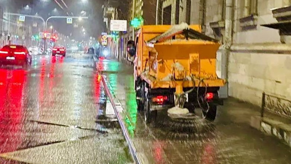 Обработка улиц противогололедными материалами. Обработка улиц противогололедными материалами.