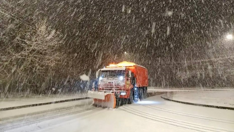 На дорогах Петербурга работало более 600 единиц снегоуборочной техники. На дорогах Петербурга работало более 600 единиц снегоуборочной техники.