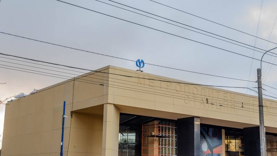 Логотип метро установлен на "Путиловской" со стороны улицы Васи Алексеева. Логотип метро установлен на "Путиловской" со стороны улицы Васи Алексеева.