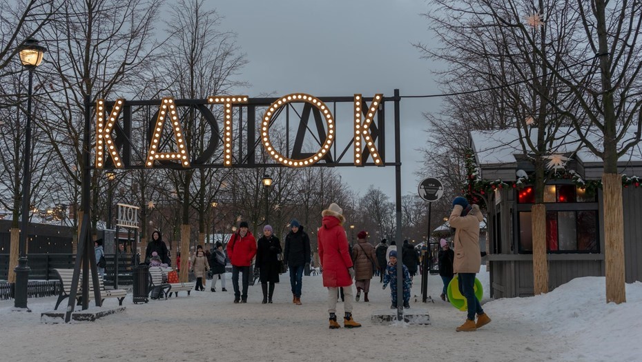 Жители и гости Петербурга проводят время в Новой Голландии. Жители и гости Петербурга проводят время в Новой Голландии.