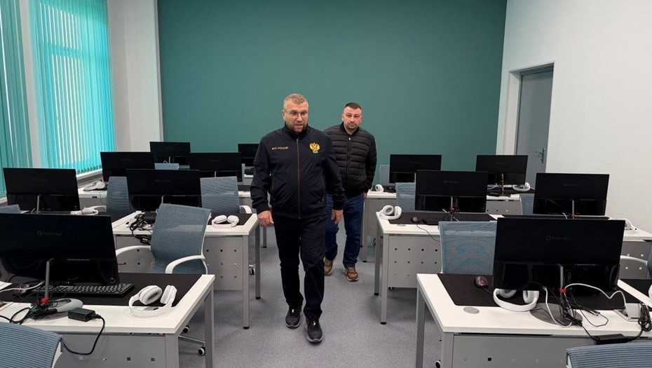 Глава ФТС России Валерий Пикалёв проверяет ремонт в петербургской академии.
Глава ФТС России Валерий Пикалёв проверяет ремонт в петербургской академии.