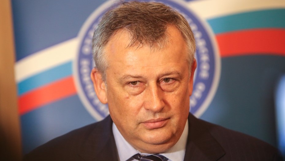 Губернатор Ленинградской области Александр Дрозденко. Губернатор Ленинградской области Александр Дрозденко.