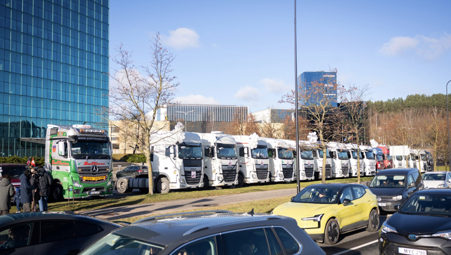 "Тихий траур" перевозчиков: тягачи без прицепов. Вильнюс, Литва. "Тихий траур" перевозчиков: тягачи без прицепов. Вильнюс, Литва.