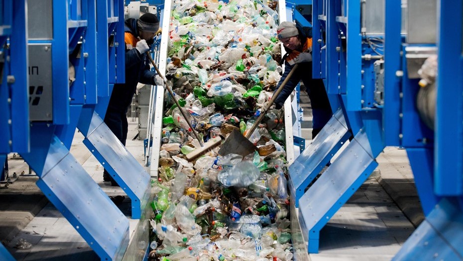 Пластиковые отходы. Иллюстрация. Пластиковые отходы. Иллюстрация.