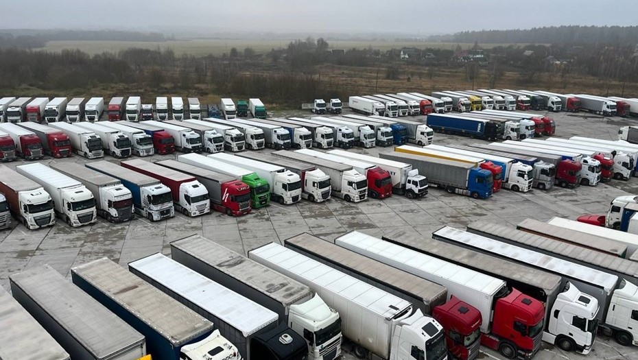 Литовские фуры на одной из спецстоянок в Белоруссии. Литовские фуры на одной из спецстоянок в Белоруссии.