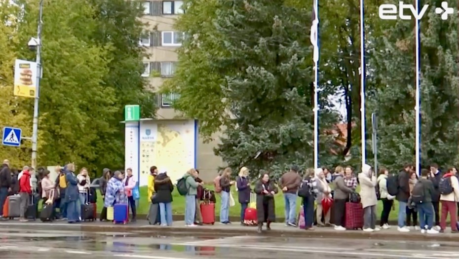 Очередь к границе с Россией. Нарва, Эстония. Снимок с видео.