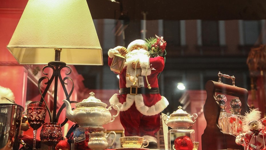 Санта-Клаус в украшенной витрине одного из магазинов Петербурга. Санта-Клаус в украшенной витрине одного из магазинов Петербурга.