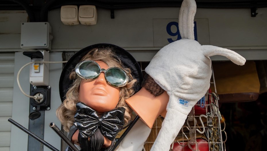 Товары на блошином рынке. Иллюстрация. Товары на блошином рынке. Иллюстрация.