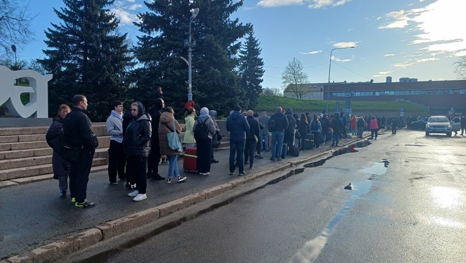 Очередь к погранпереходу на границе Эстонии и России. Нарва, Эстония. Очередь к погранпереходу на границе Эстонии и России. Нарва, Эстония.