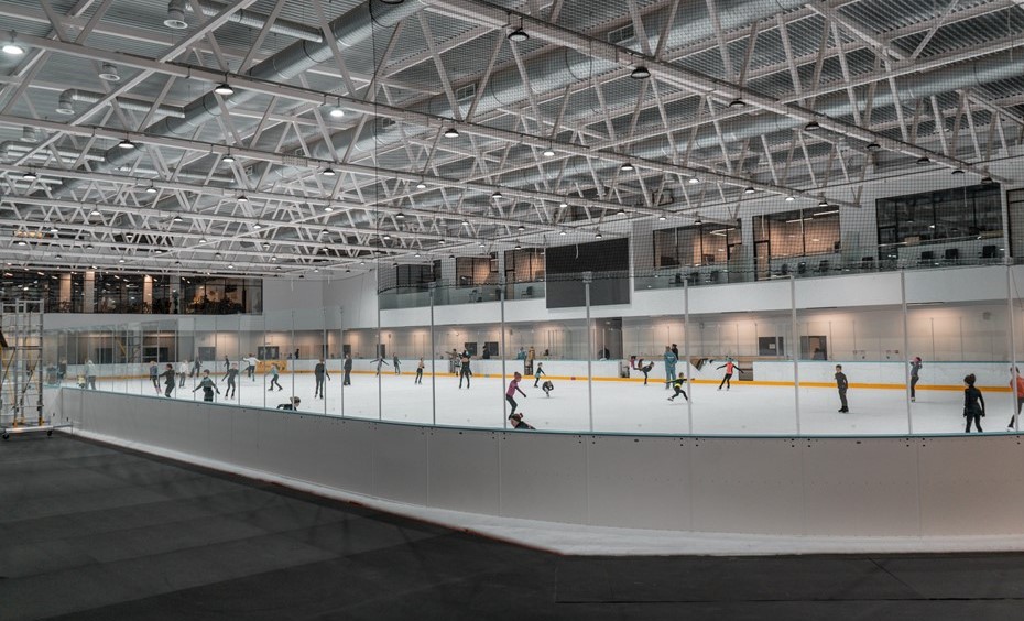 На ледовых аренах помимо тренировок часто
проводят сеансы массовых катаний На ледовых аренах помимо тренировок часто
проводят сеансы массовых катаний