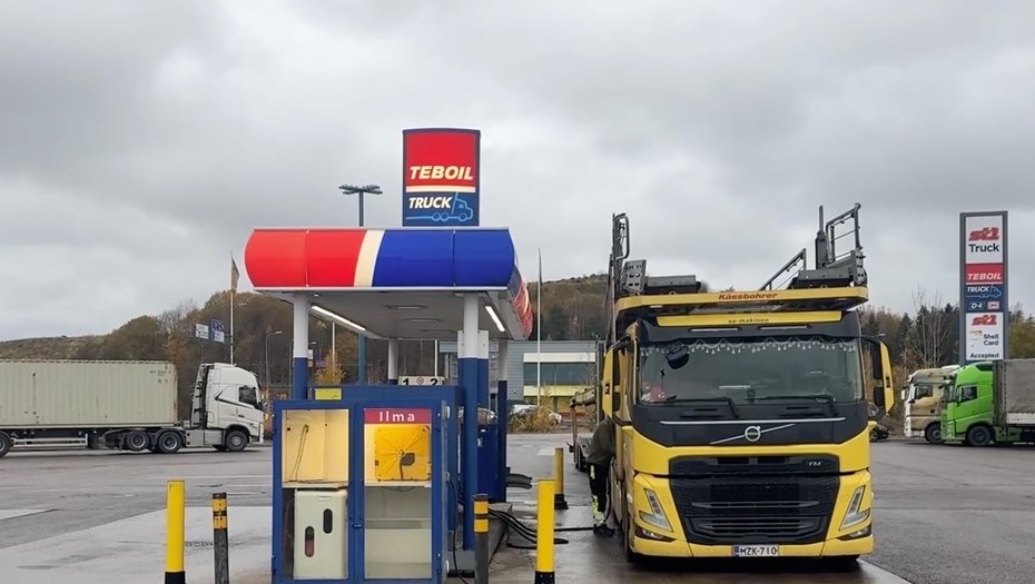 Автозаправочная станция Teboil для тяжёлой техники в Финляндии. Снимок с видео. Автозаправочная станция Teboil для тяжёлой техники в Финляндии. Снимок с видео.
