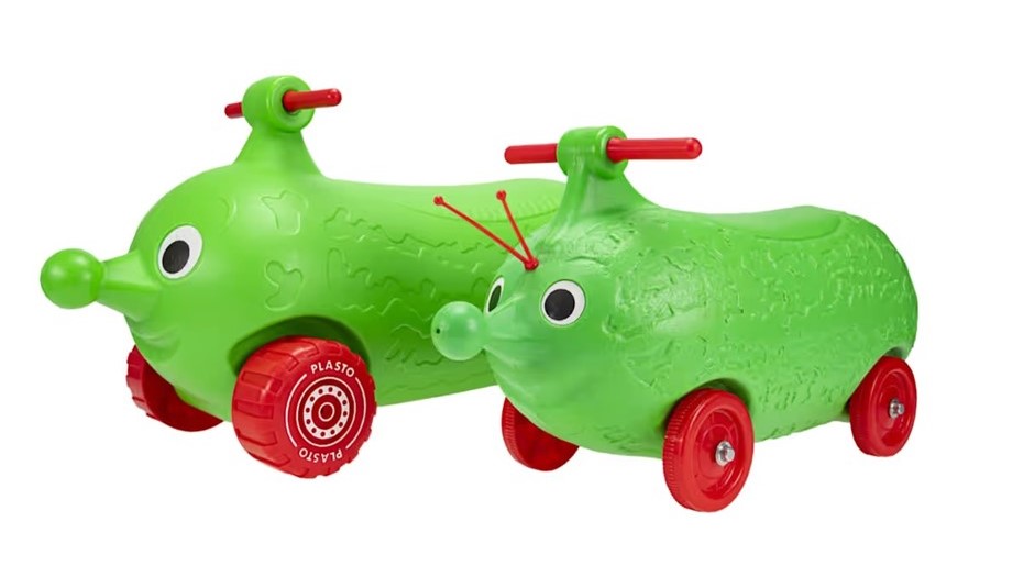 Новая и старая версии "огуречного мопеда" Kurkkumopo.