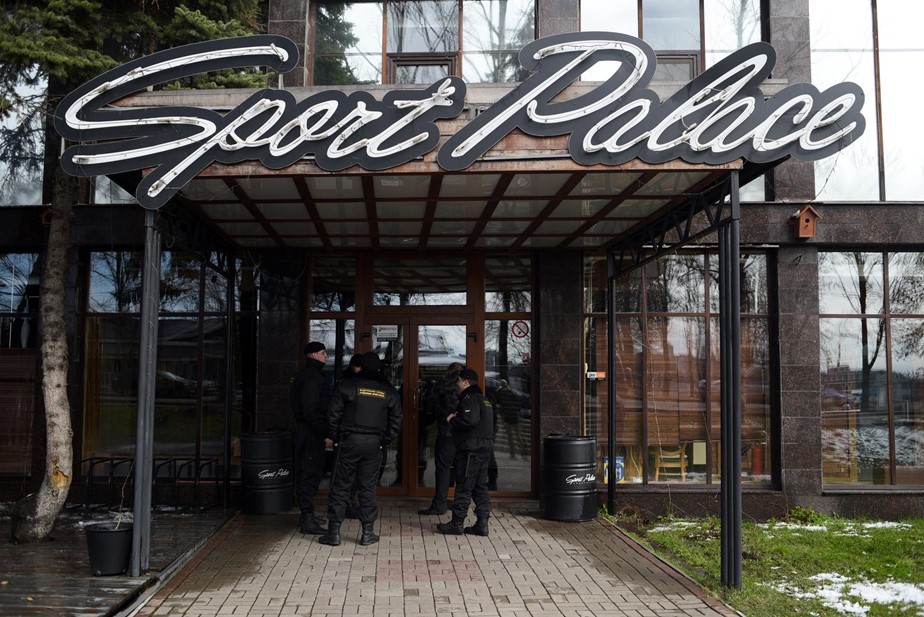 Судебные приставы опечатывают спортивный клуб Sport Palace на Крестовском острове. Апрель 2016 года Судебные приставы опечатывают спортивный клуб Sport Palace на Крестовском острове. Апрель 2016 года