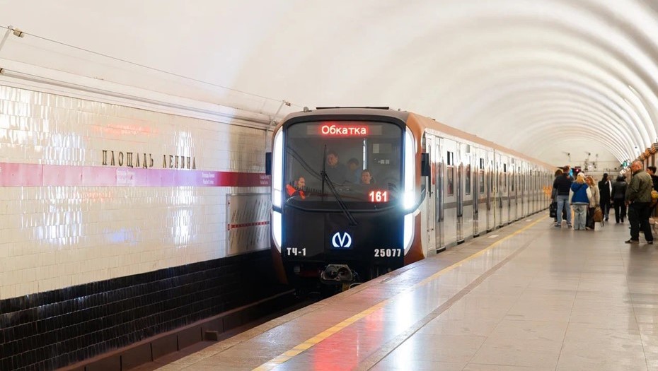 На "красной" линии метро запустили новые "Балтийцы" для "коричневой" ветки