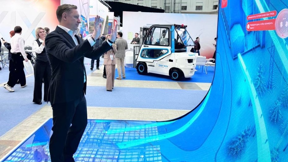 Центральным элементом экспозиции стенда Port Favor в Гостином дворе стал LED-экран, позволяющий каждому участнику  поэтапно пройти всю технологическую цепочку погрузки.