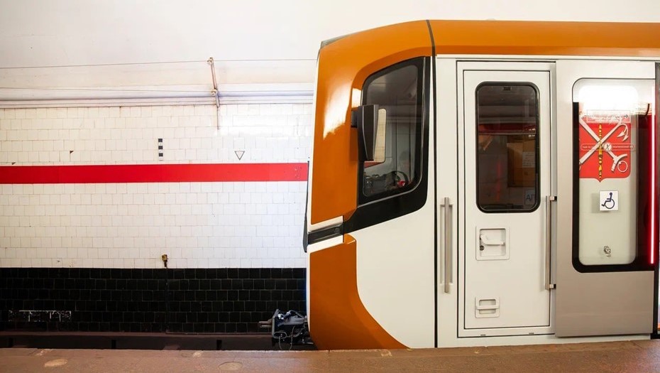 На "красной" линии метро запустили новые "Балтийцы" для "коричневой" ветки