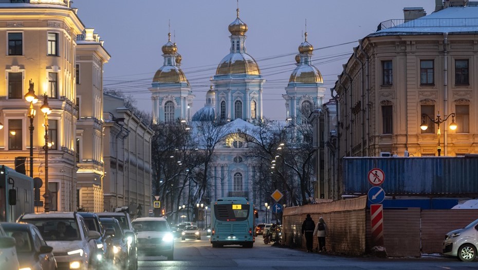 Вид на Николо-Богоявленский морской собор в Адмиралтейском районе Петербурга. 