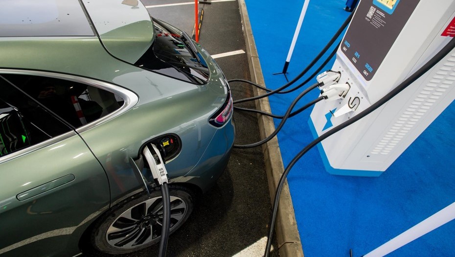 В Петербурге за год подешевели электромобили 