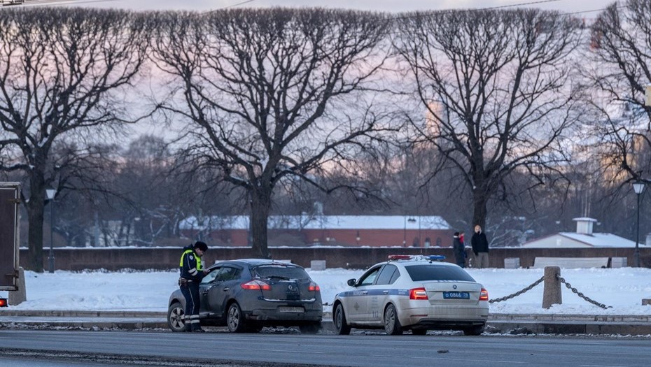 Две машины BMW отправили на спецстоянку после "лихой" поездки по Петербургу
