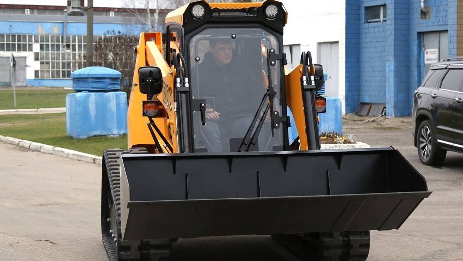 "Ростех" представил электропогрузчики для уборки петербургских дворов "Ростех" представил электропогрузчики для уборки петербургских дворов