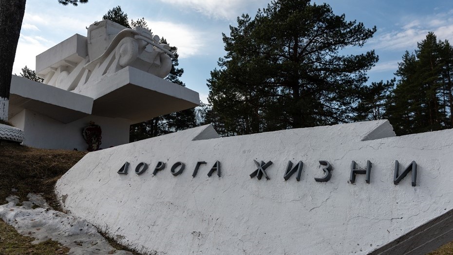 Памятник водителям "Дороги жизни" у деревни Дусьево Ленобласти. 