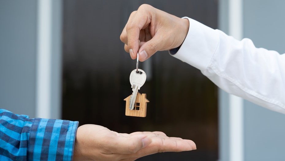 Главными бенефициарами скандалов со старым жильем могут стать нотариусы и страховщики Главными бенефициарами скандалов со старым жильем могут стать нотариусы и страховщики