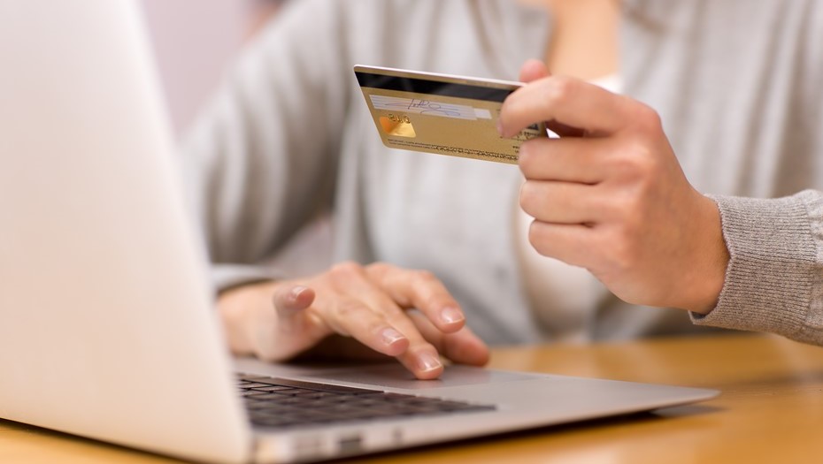 Банки маркетплейсов выпускают карты
и на физических носителях Банки маркетплейсов выпускают карты
и на физических носителях