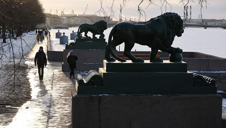Медные львы на Дворцовой пристани