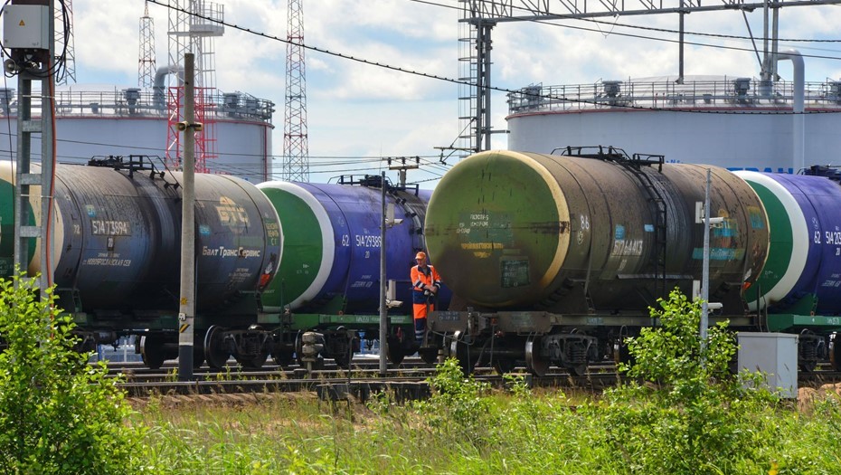 Вагоны-цистерны на железнодорожных путях.