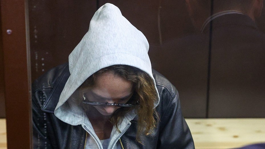 Аглая Тарасова в Домодедовском суде Московской области во время избрания меры пресечения по делу о контрабанде наркотиков. Аглая Тарасова в Домодедовском суде Московской области во время избрания меры пресечения по делу о контрабанде наркотиков.