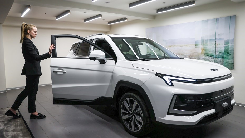 Электрический автомобиль "Москвич 3е" в автосалоне "Рольф Химки".