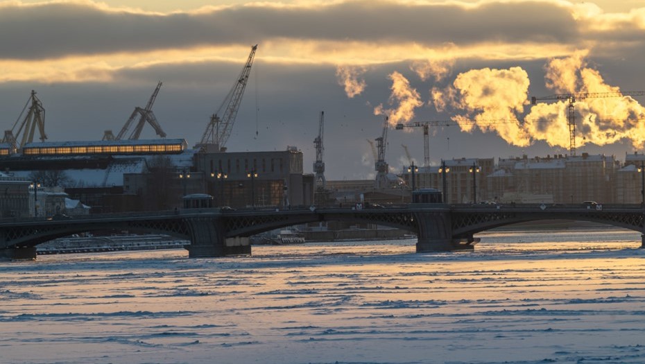 Перспектива реки Нева, Благовещенский мост. Портовые краны Адмиралтейских верфей и Балтийского завода.