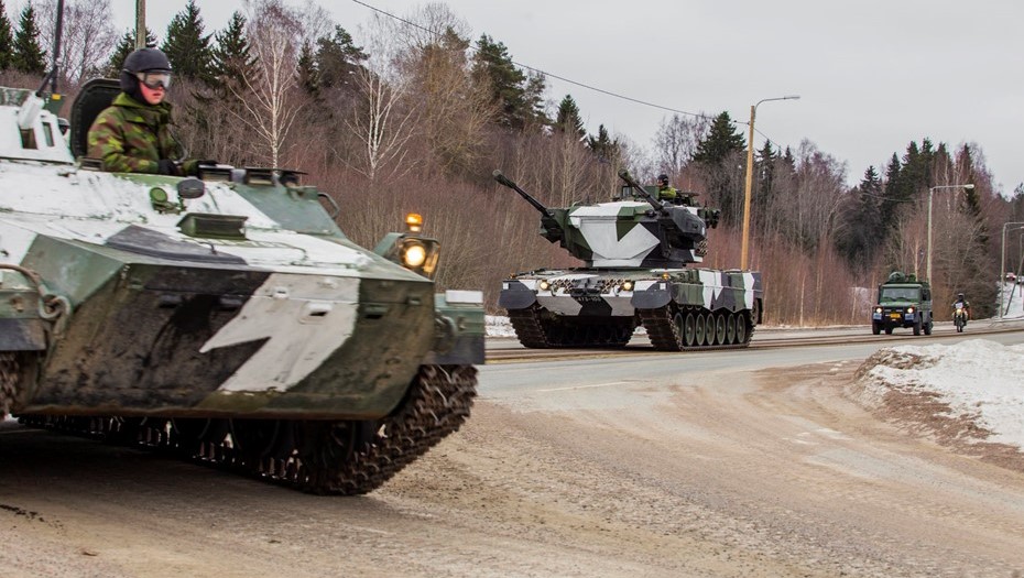 Бронетанковая бригада на дороге в Финляндии. Архив.