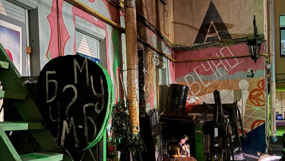 Из-за поджога "Двора Нельсона" возбудили уголовное дело Из-за поджога "Двора Нельсона" возбудили уголовное дело