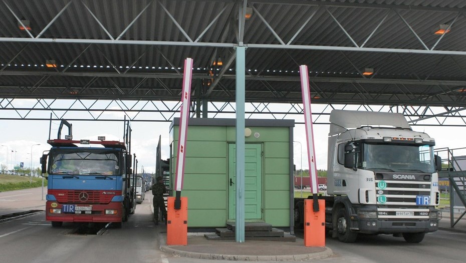 Таможенный контроль грузового автотранспорта. Иллюстрация. Таможенный контроль грузового автотранспорта. Иллюстрация.