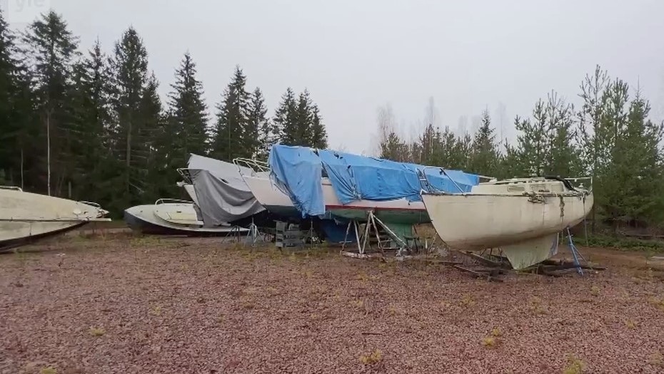 Лодки россиян, оставшиеся в Хамине. Финляндия. Снимок с видео. Лодки россиян, оставшиеся в Хамине. Финляндия. Снимок с видео.