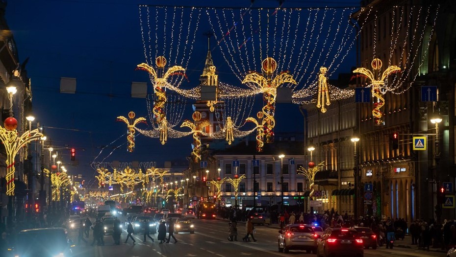 Петербург вошел в лидеры среди городов-миллионников России по тратам на Новый год