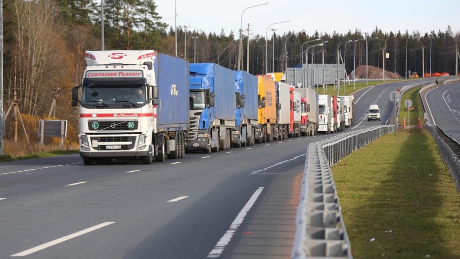 Очередь грузового транспорта к финской границе. МАПП Торфяновка, Ленинградская область. Архив.