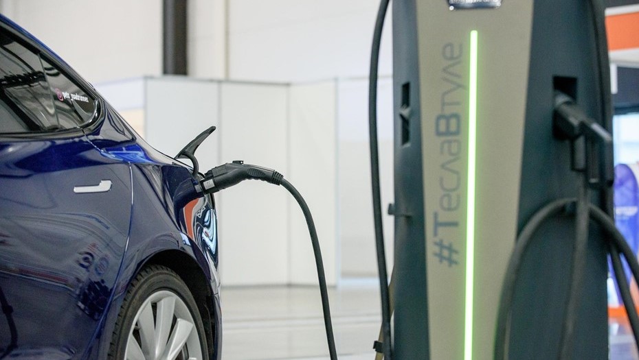 Продажи электромобилей в Петербурге с начала года рухнули на 42%.