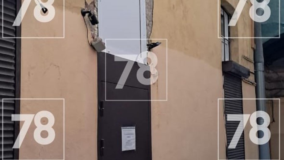 Над входом в частную школу в Петербурге частично рухнул потолок