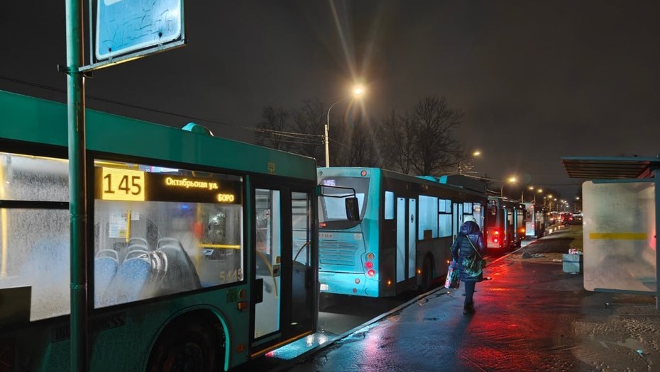 Автобусы, застрявшие в пробке в Красном Селе из-за массового ДТП