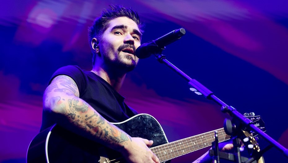 Солист группы The Hatters Юрий Музыченко во время выступления на концерте в честь 25-летия радиостанции "Наше радио"