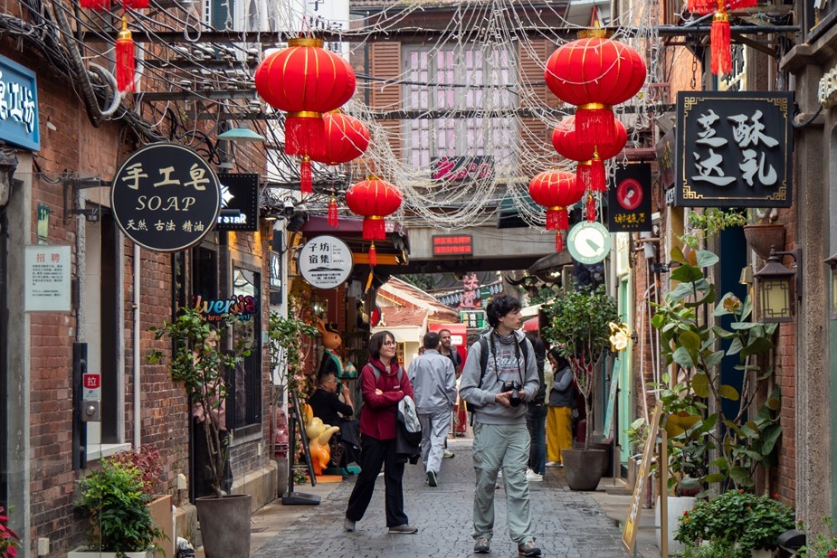 Туристы на торговой улице Тяньцзыфан в Шанхае (Китай).